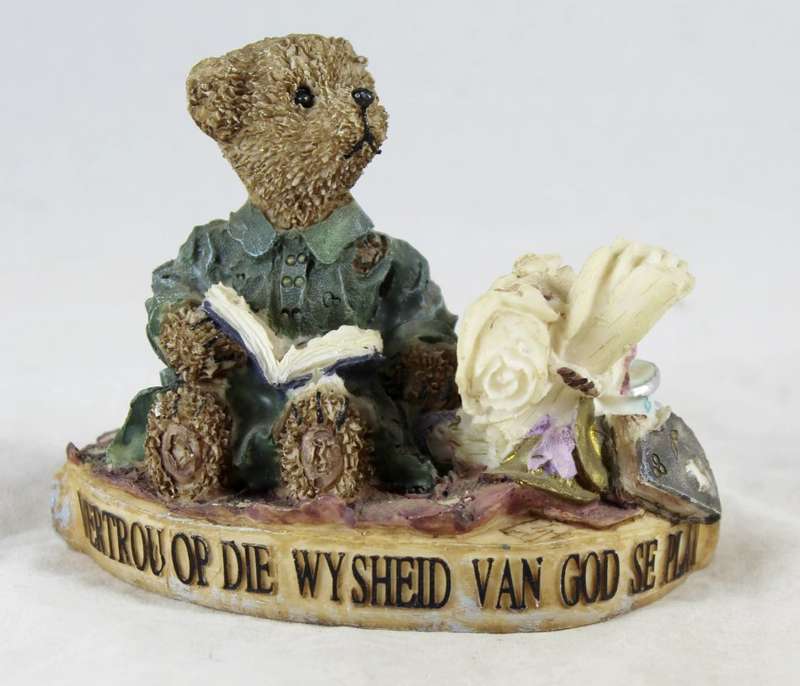 Bear Reading a Book - BID NOW!!!