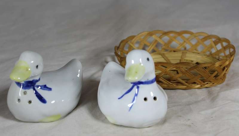 White Salt & Pepper set in Basket - BID NOW!!!