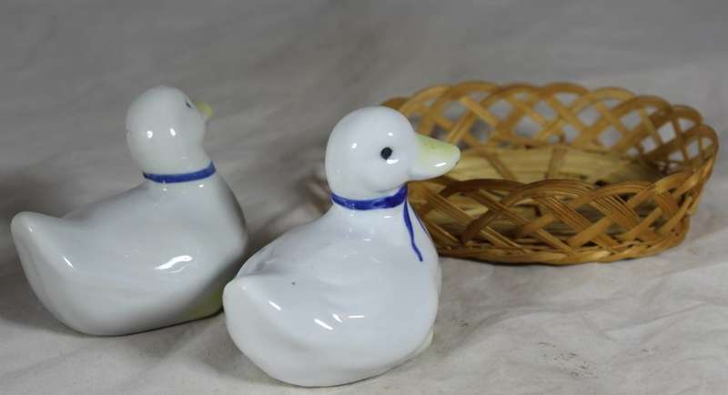 White Salt & Pepper set in Basket - BID NOW!!!