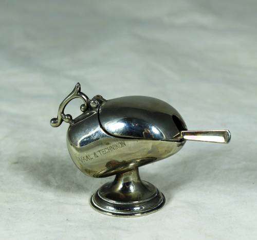Miniature salts holder
