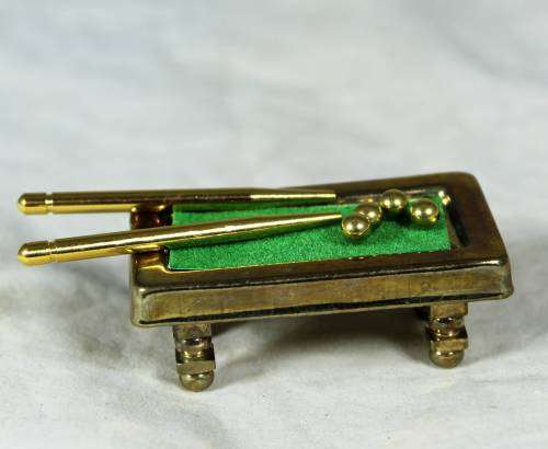 Miniature pool table