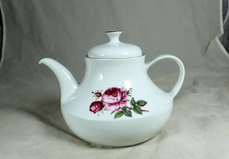 Constantia roses - tea kettle