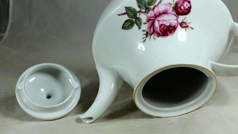 Constantia roses - tea kettle