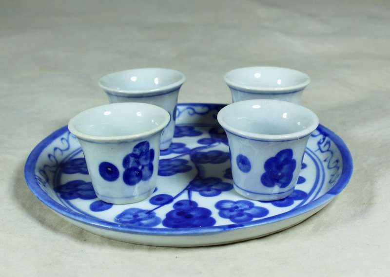 Blue tray with saki cups