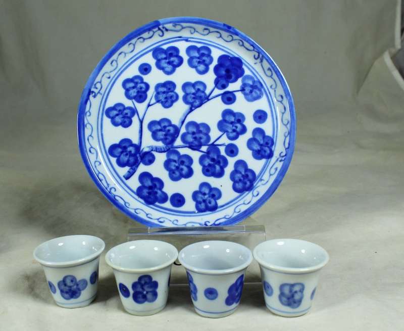 Blue tray with saki cups