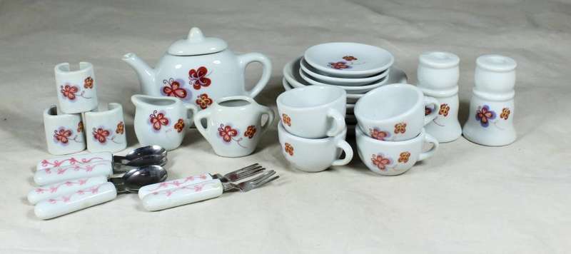 A  Lovely Kids Tea Set - Bid Now!!!