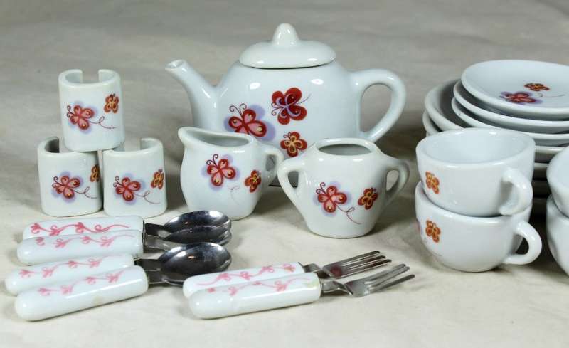 A  Lovely Kids Tea Set - Bid Now!!!