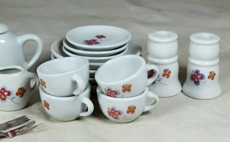 A  Lovely Kids Tea Set - Bid Now!!!