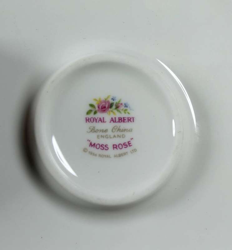 A STUNNING (1957) ROYAL ALBERT -  MOSS ROSE TEA POT WARMER - BID NOW !!!