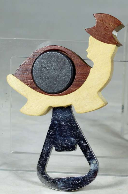BOTTLE OPENER - THE MALDIVES WITH A MAGNET - BID NOW