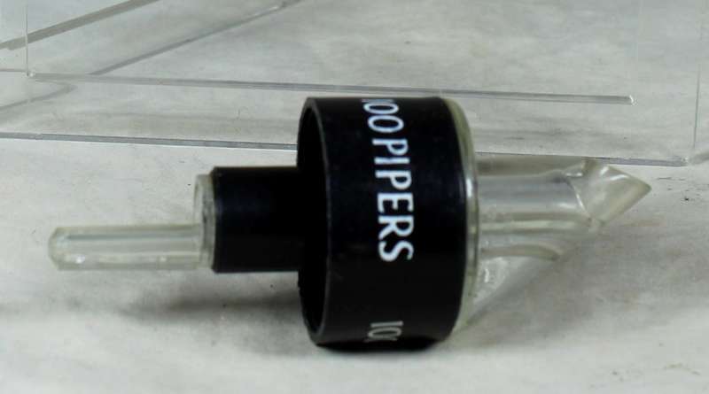 100 Pipers pourer