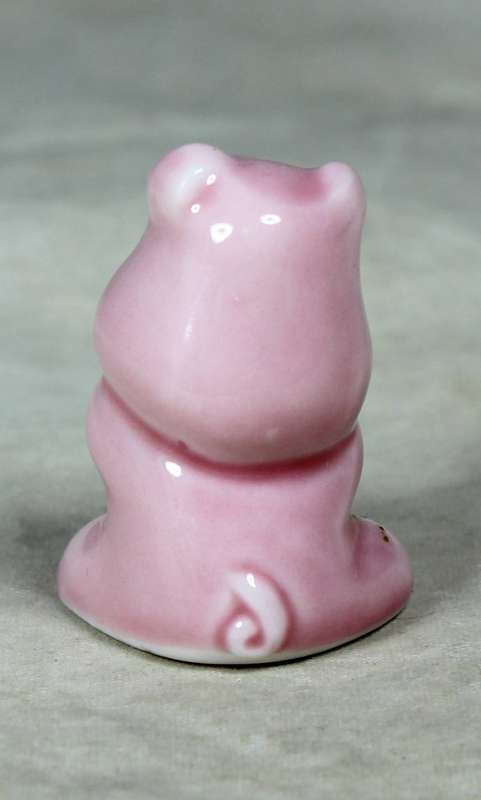 MINIATURE ORNAMENT - A  DELIGHFUL PORCELAIN  PIGGY - BID NOW!!!