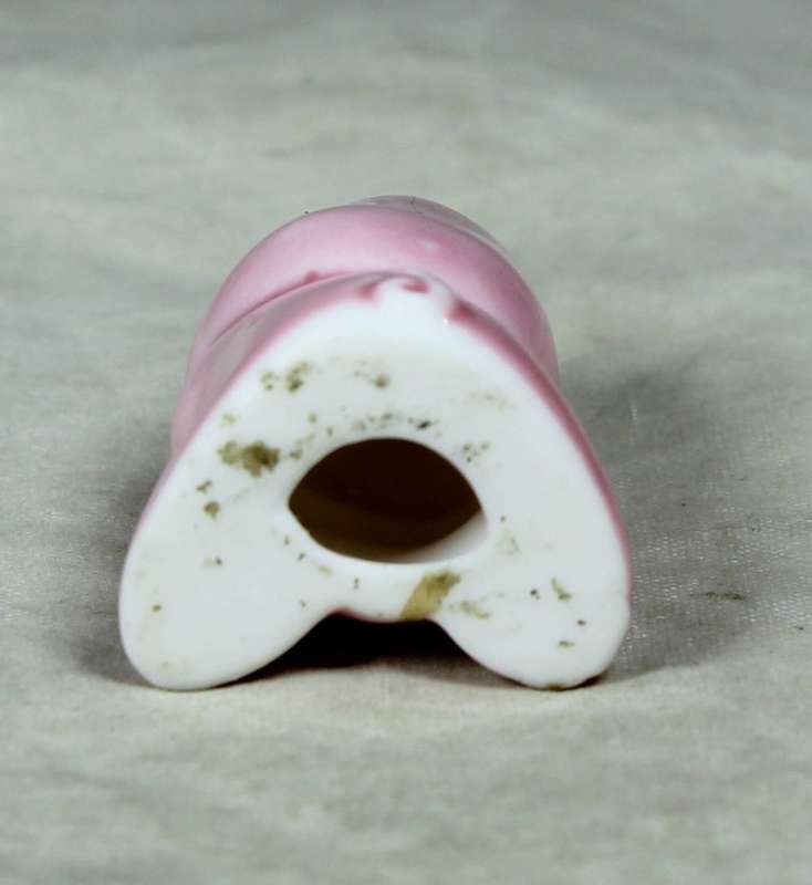 MINIATURE ORNAMENT - A  DELIGHFUL PORCELAIN  PIGGY - BID NOW!!!