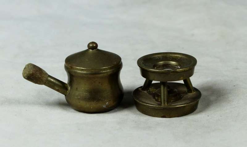MINIATURE- A BRASS POT ON A GAS STOVE - BID NOW!!!