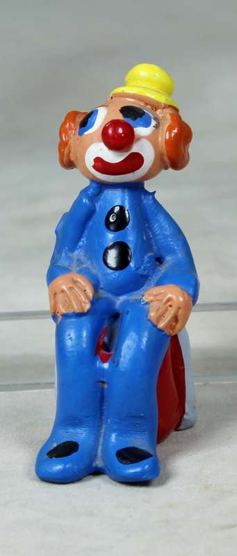 MINIATURE - CONFUSED CLOWN SITTING DOWN - BID NOW!!!