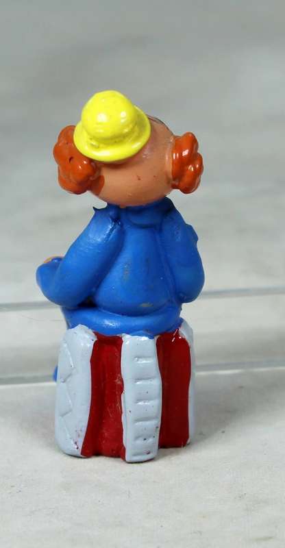 MINIATURE - CONFUSED CLOWN SITTING DOWN - BID NOW!!!