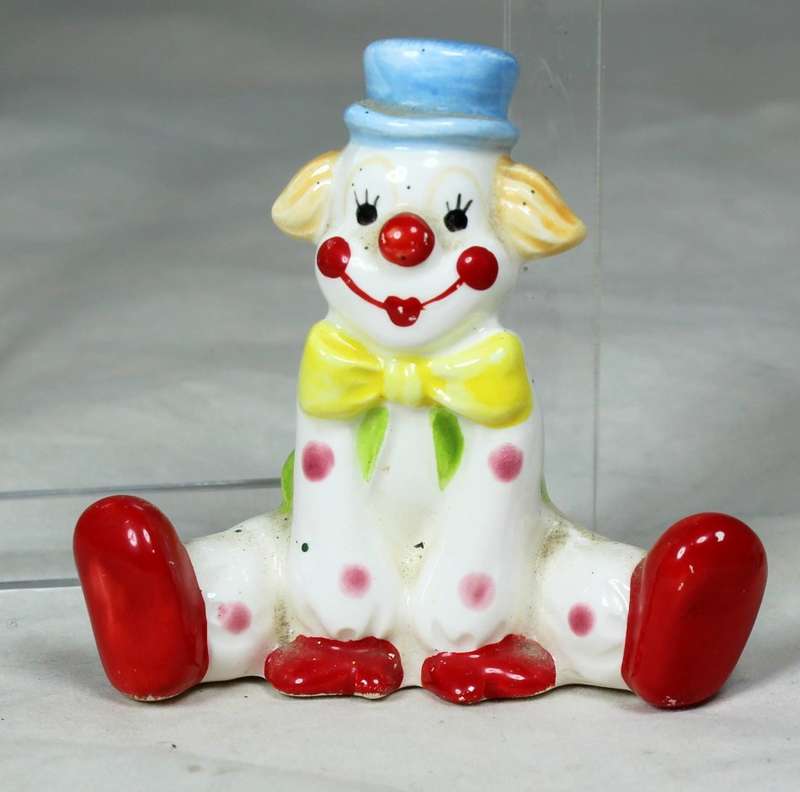 Small clown seated - Mad in Japan