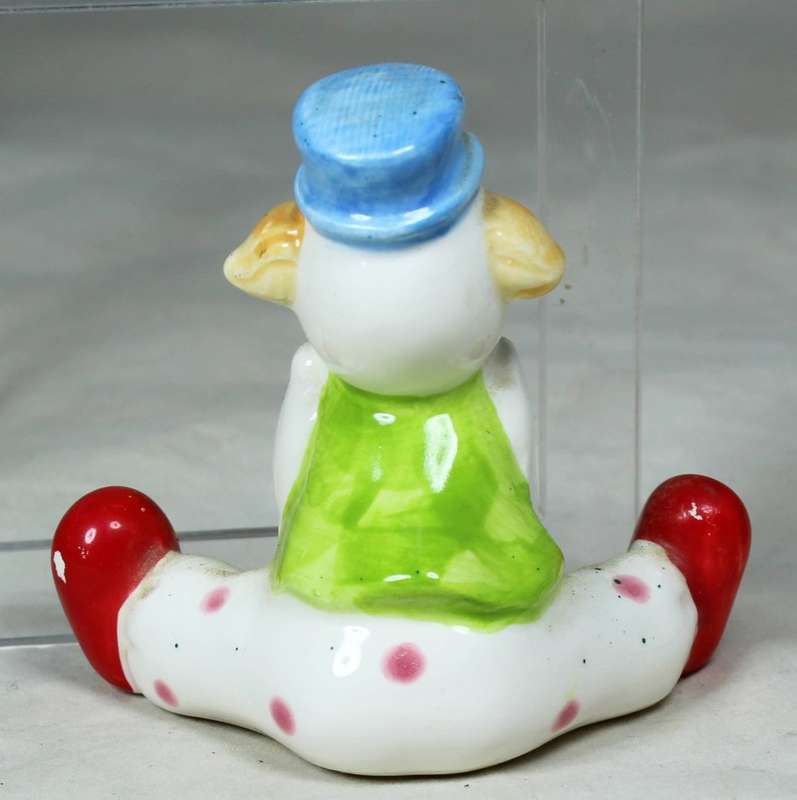 Small clown seated - Mad in Japan