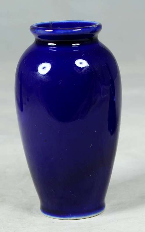 A COBALT BLUE ORIENTAL THEMED VASE - BID NOW!!!