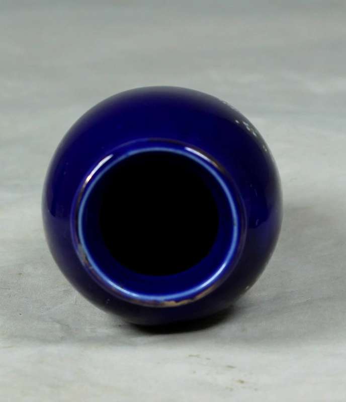 A COBALT BLUE ORIENTAL THEMED VASE - BID NOW!!!