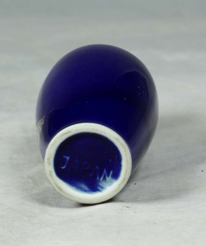 A COBALT BLUE ORIENTAL THEMED VASE - BID NOW!!!