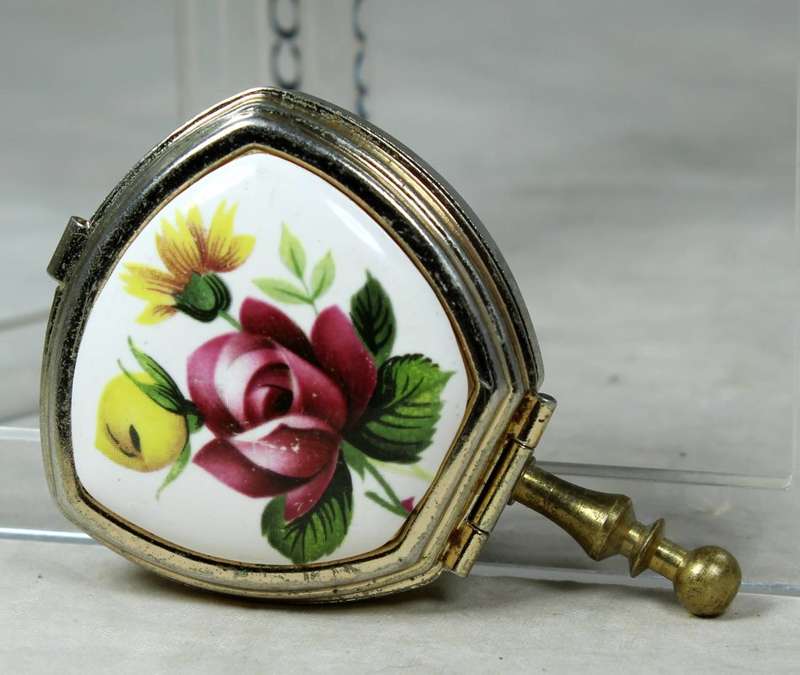 Foldable ashtray with a porcelain lid