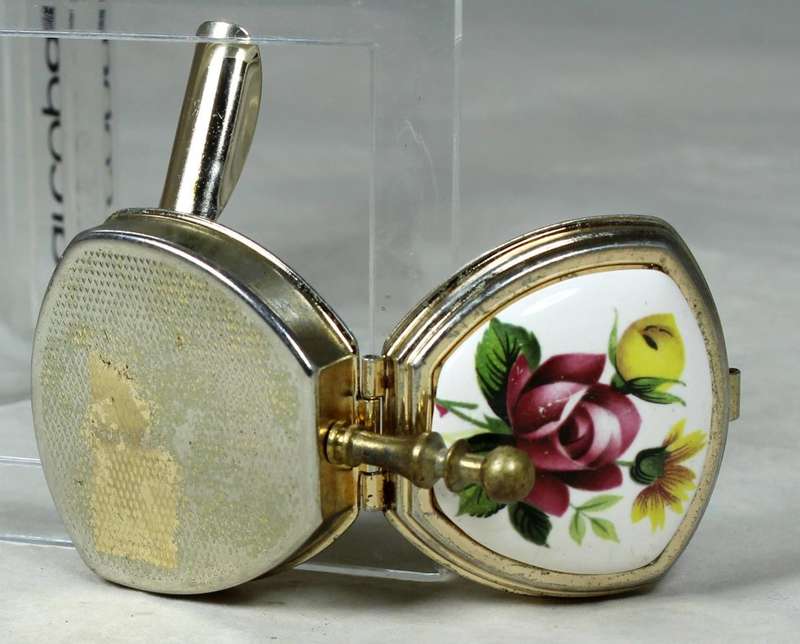Foldable ashtray with a porcelain lid