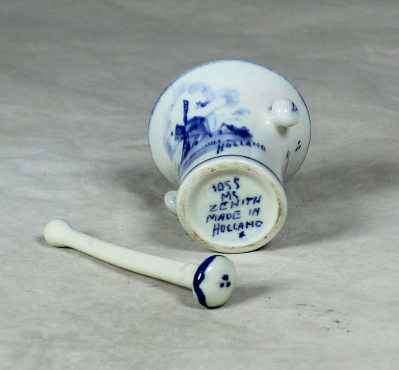 a miniature blue & white mortar & pestal - made in Holland