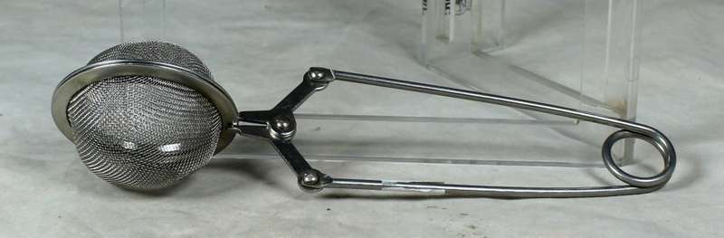 Enclosed tea strainer