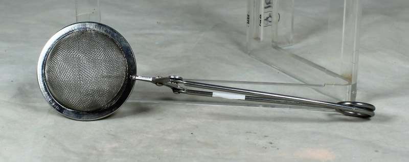 Enclosed tea strainer
