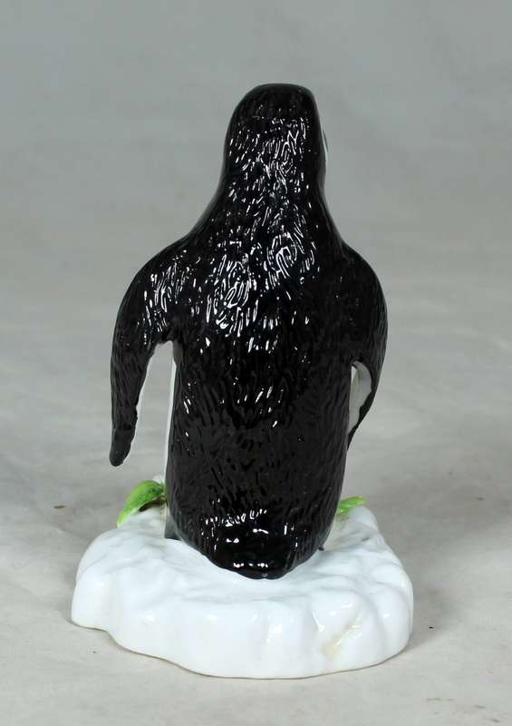 A BEAUTIFUL SHAFFORD PENGUIN FIGURINE - BID NOW!!!!