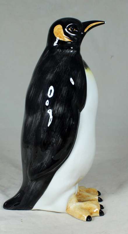 A PROUD AND HAUGHTY PORCELAIN PENGUIN - BID NOW!!!!