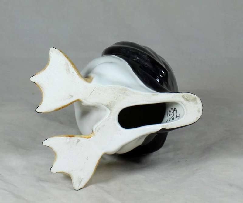 A PROUD AND HAUGHTY PORCELAIN PENGUIN - BID NOW!!!!