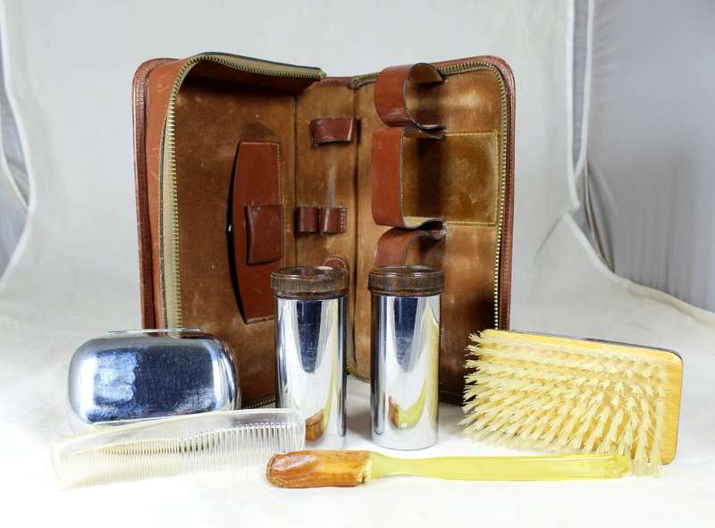 MENS TRAVEL KIT WITH A LEATHER POUCH  - BID NOW!!!!