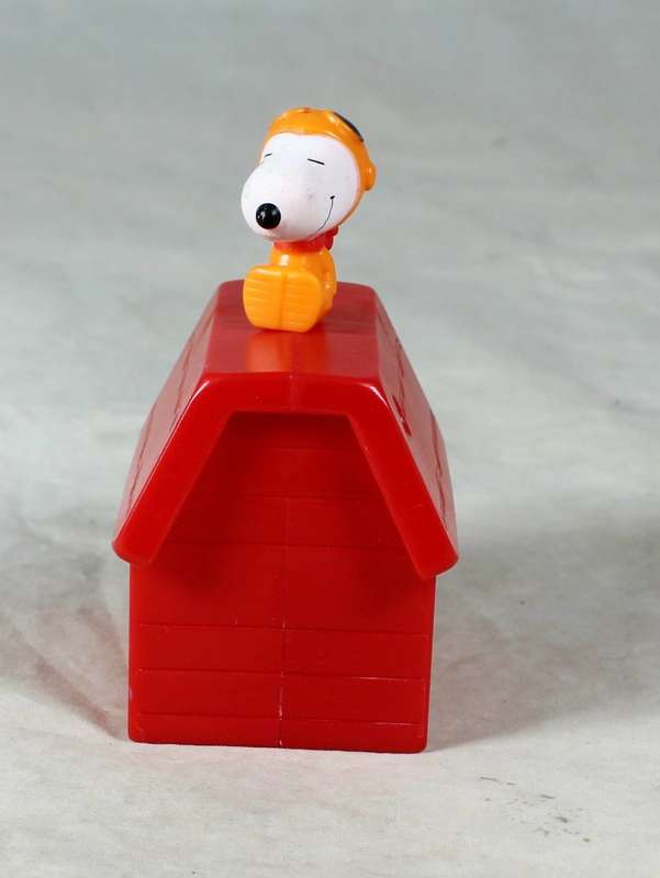 PEANUTS ON A KENNEL WITH A VIEFINDER - BID NOW!!!!