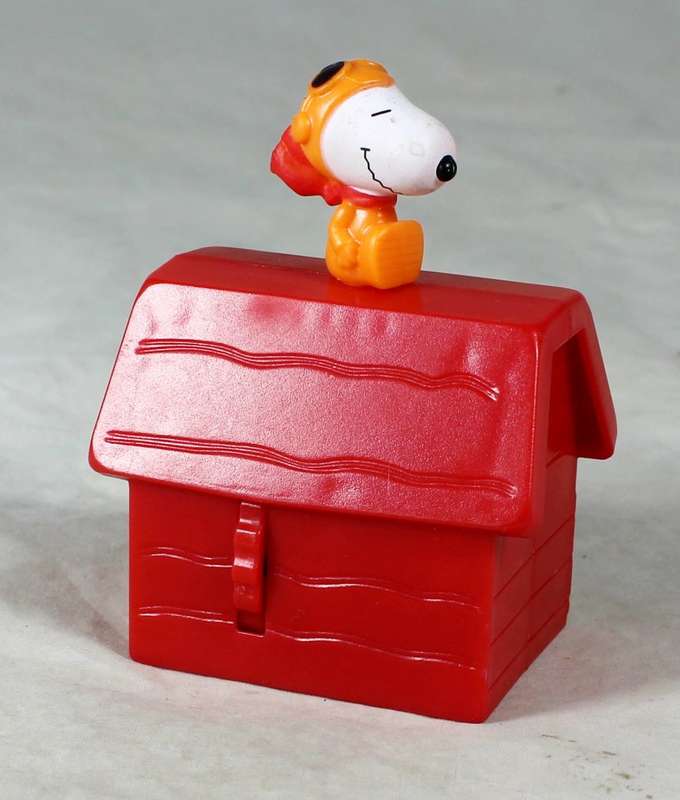 PEANUTS ON A KENNEL WITH A VIEFINDER - BID NOW!!!!