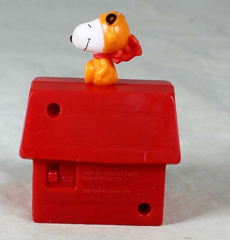 PEANUTS ON A KENNEL WITH A VIEFINDER - BID NOW!!!!
