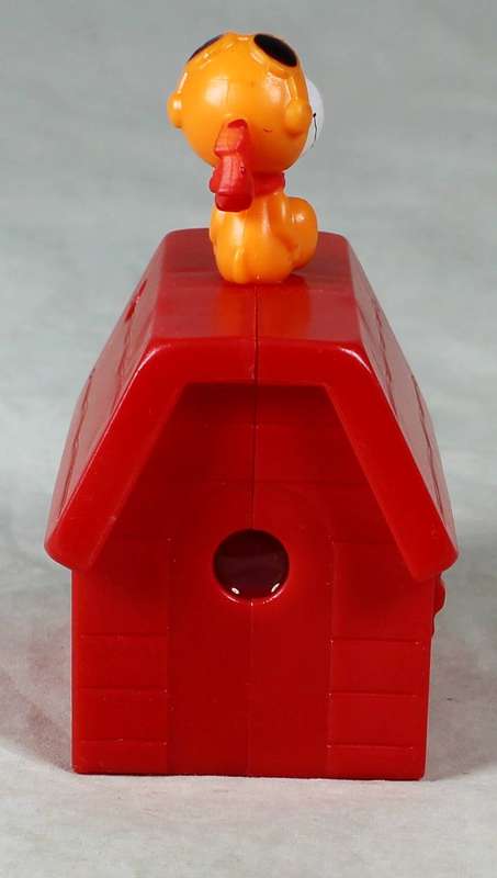 PEANUTS ON A KENNEL WITH A VIEFINDER - BID NOW!!!!