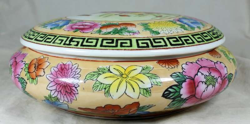 Large oriental bowl with lid