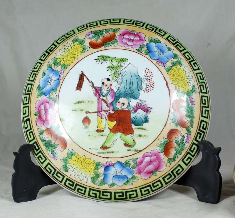 Large oriental bowl with lid