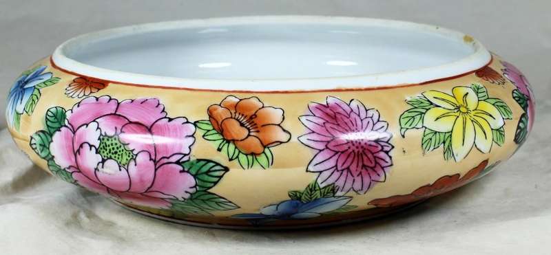 Large oriental bowl with lid