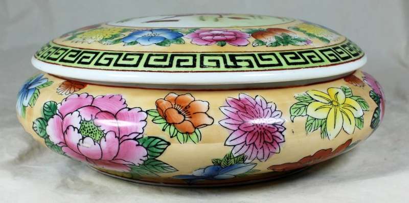 Large oriental bowl with lid