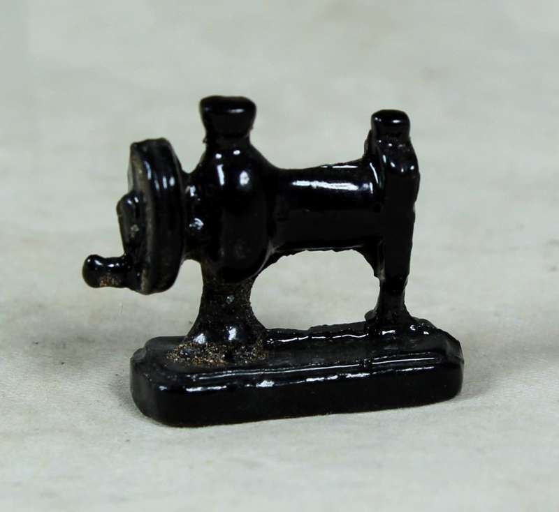 MINIATURE METAL SEWING MACHINE - BID NOW!!!