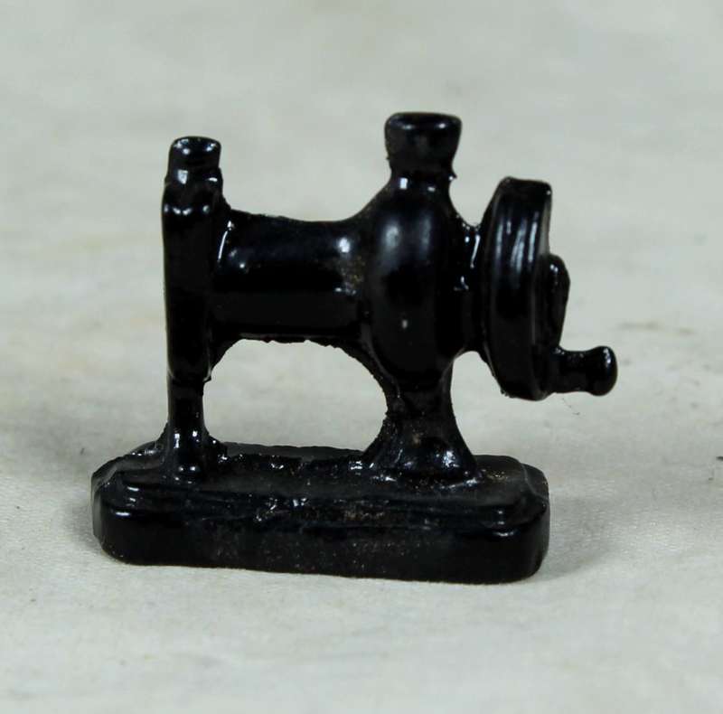 MINIATURE METAL SEWING MACHINE - BID NOW!!!