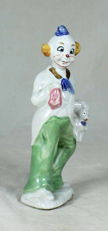 Clown holding a rabbit