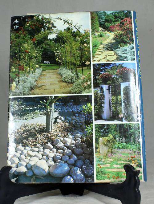 GARDEN DESIGN OF SOUTHERN AFRICA -ISBN 0869541455 - BID NOW!!