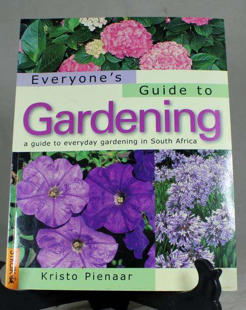 EVERYONES GUIDE TO GARDENING - ISBN 1868727971