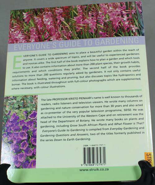 EVERYONES GUIDE TO GARDENING - ISBN 1868727971