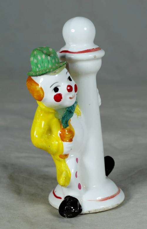 PORCERLAIN CLOWN IN A GREEN HAT HOLDING A LAMPOST - BID NOW!!