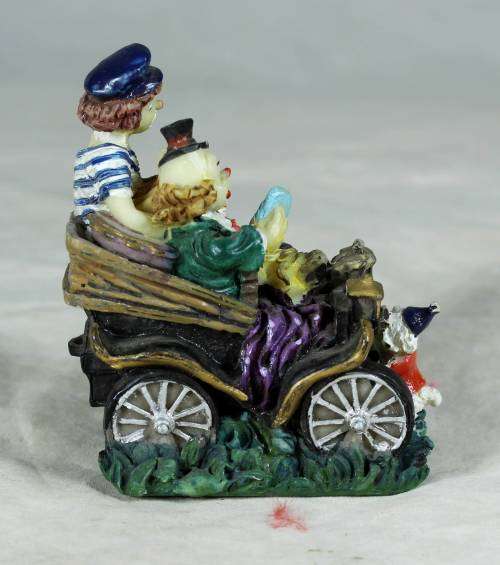 CLOWNS ON A JOLLY RIDE IN A VINTAGE CAR (BISUTERIA MALI)